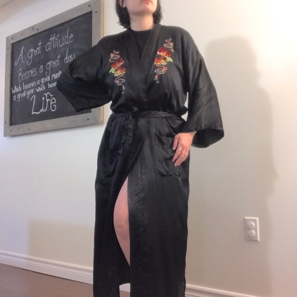 Other - O/S Asian 100% Silk Hand Embroidered Robe